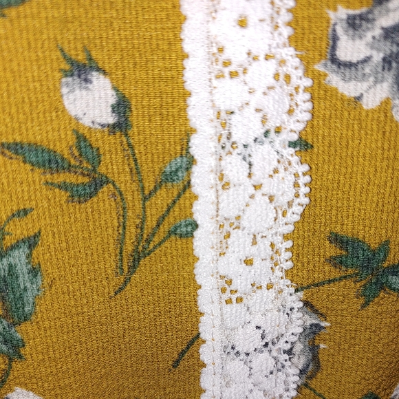Misguided Yellow Foral Print Boho Dress w/ bell sleeves & lace detail, size 6 - Picture 2 of 3